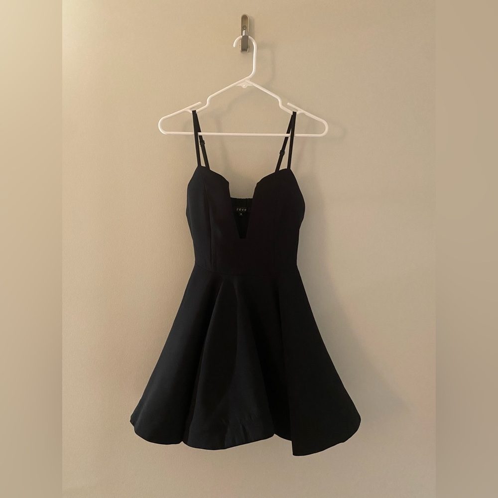 V-plunge neck structured cocktail dress. Black. Formal.